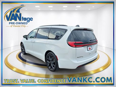 Used 2025 Chrysler Pacifica Limited image 9