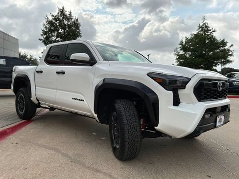 Used 2025 Toyota Tacoma TRD Off-Road AWD/4WD image 4
