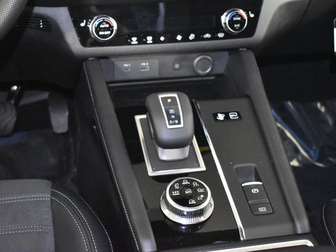 Used 2025 Mitsubishi Outlander SE image 13