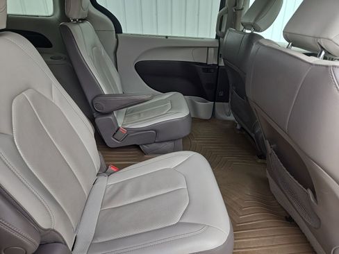 Used 2018 Chrysler Pacifica Touring-L FWD image 10