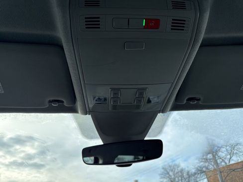 Used 2024 Volkswagen Tiguan SE image 41