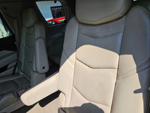 Used 2015 Cadillac Escalade Luxury image 19