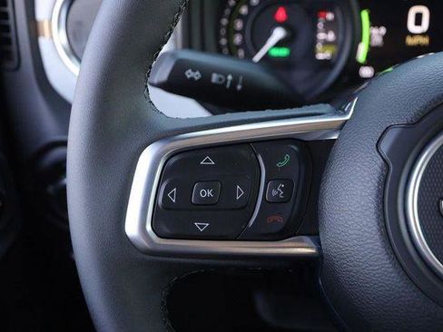 Used 2025 Jeep Wrangler Sahara image 11