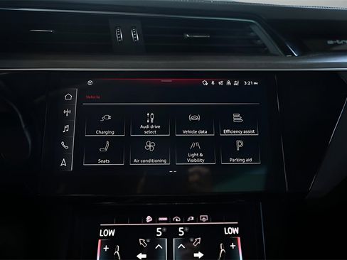 Used 2024 Audi Q8 e-tron Premium image 17