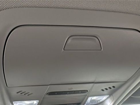 Used 2024 GMC Terrain SLT image 31