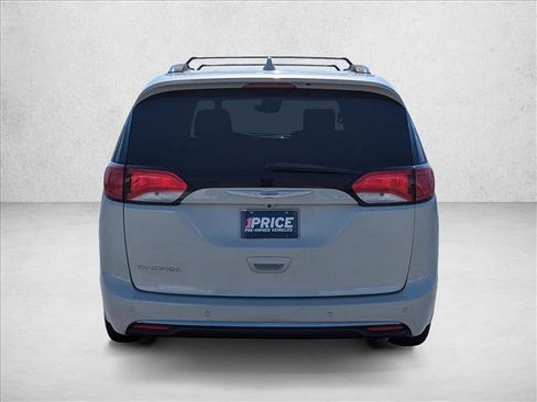 Used 2017 Chrysler Pacifica Touring-L Plus w/ Advanced Safetytec Group FWD image 6