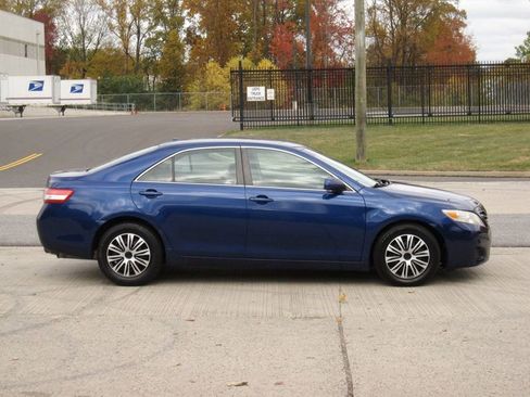 Used 2011 Toyota Camry LE image 9