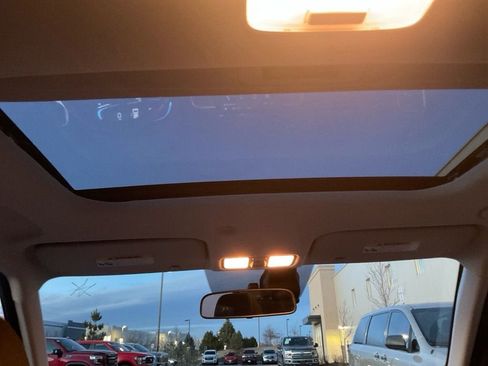 Used 2025 Hyundai Venue SEL FWD image 18