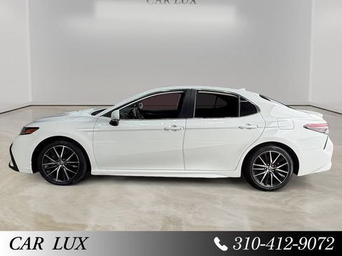 Used 2021 Toyota Camry SE w/ Convenience Package FWD image 2
