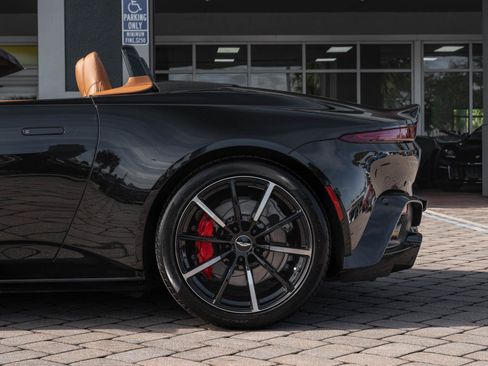 Used 2021 Aston Martin V8 Vantage Roadster image 11