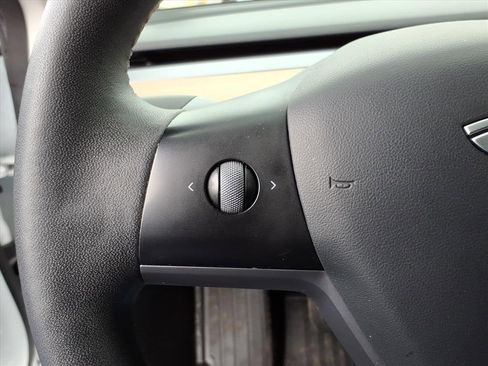 Used 2021 Tesla Model 3 Standard Range Plus image 15