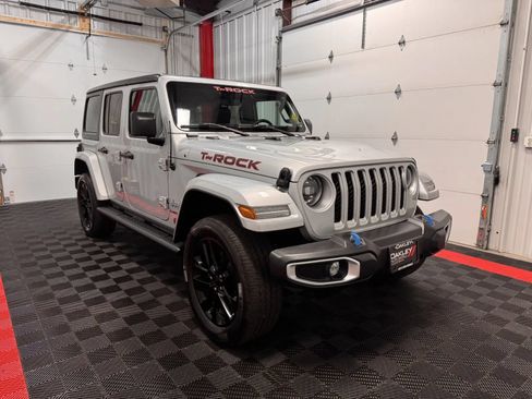 Used 2023 Jeep Wrangler Unlimited Sahara AWD/4WD image 5