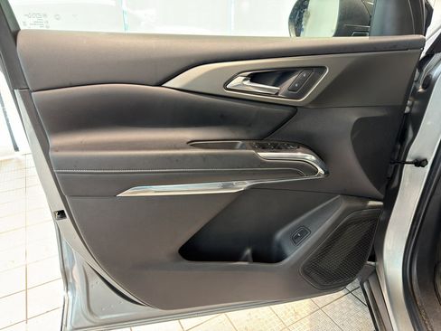 Used 2025 Chevrolet Traverse LT FWD image 11