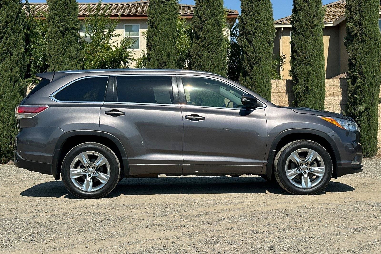 Used 2015 Toyota Highlander Limited AWD/4WD image 2