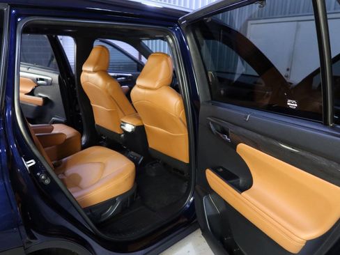 Used 2024 Toyota Highlander Platinum image 14