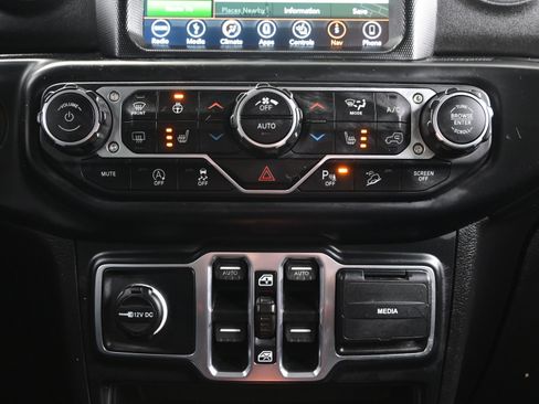 Used 2018 Jeep Wrangler Unlimited Sahara w/ Dual Top Group image 18