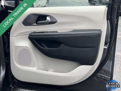 Used 2022 Chrysler Pacifica Touring-L FWD image 21