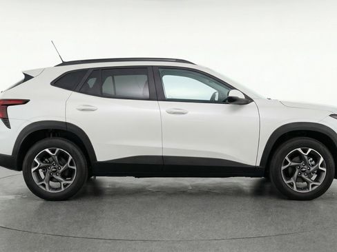 Used 2025 Chevrolet Trax LT w/ LT Convenience Package FWD image 8