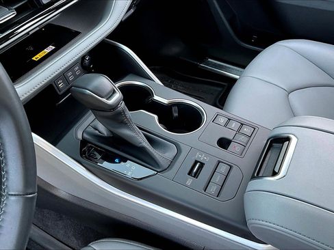 Used 2023 Toyota Highlander XLE image 17