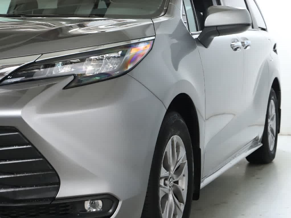 Used 2026 Toyota Sienna XLE AWD/4WD image 4