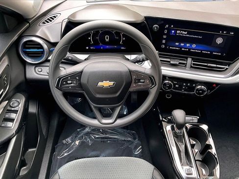 Used 2025 Chevrolet Trax LT image 8