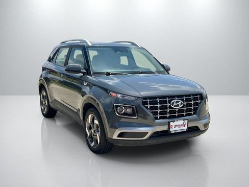 Used 2025 Hyundai Venue SEL FWD image 3