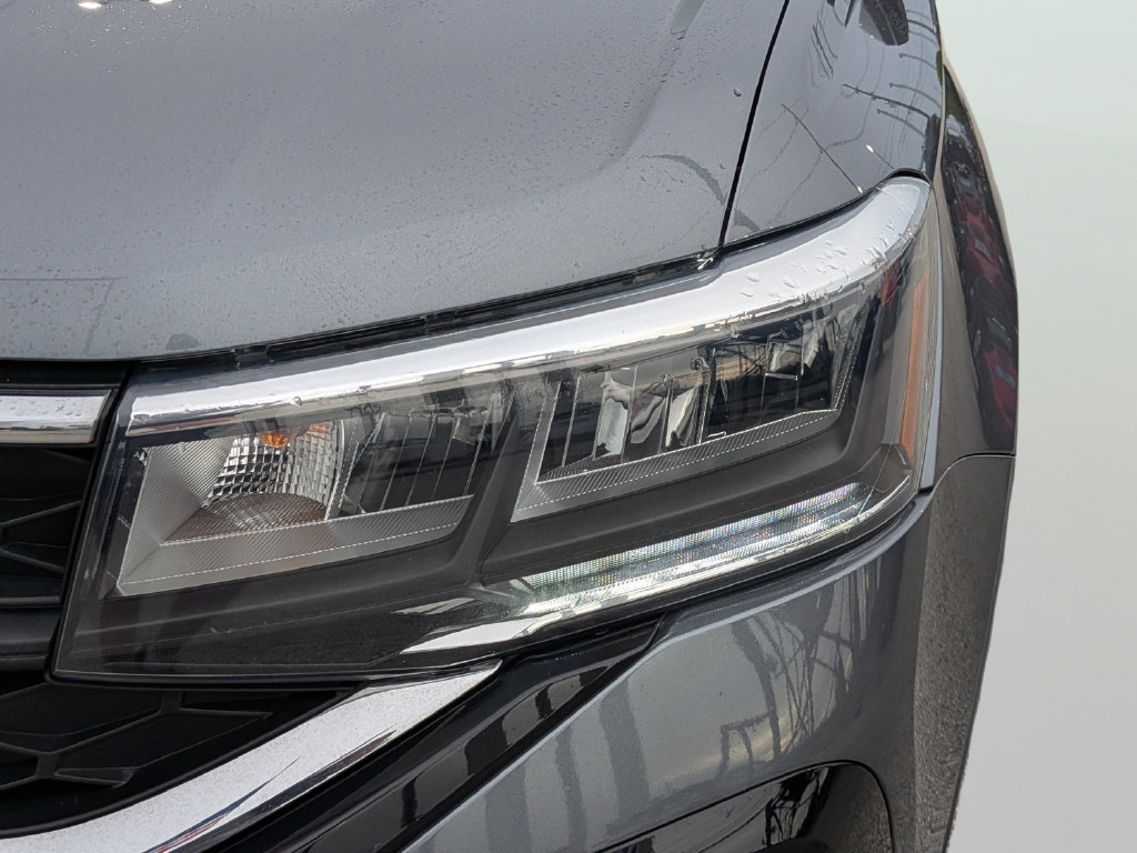 Certified 2023 Volkswagen Taos SE w/ Panoramic Sunroof Package FWD image 7