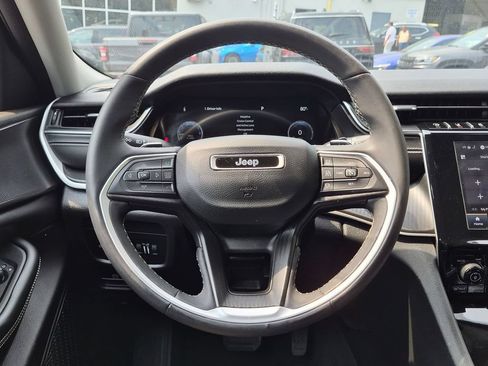 Used 2023 Jeep Grand Cherokee Laredo w/ Luxury Tech Group I AWD/4WD image 12