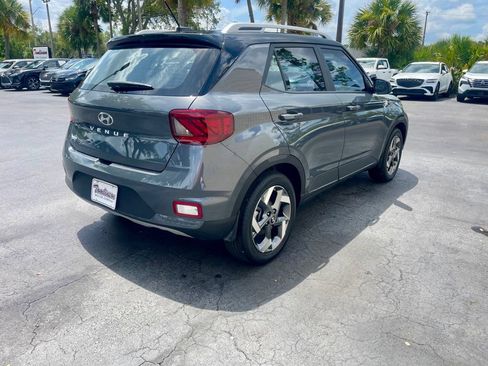 Used 2025 Hyundai Venue Limited FWD image 6