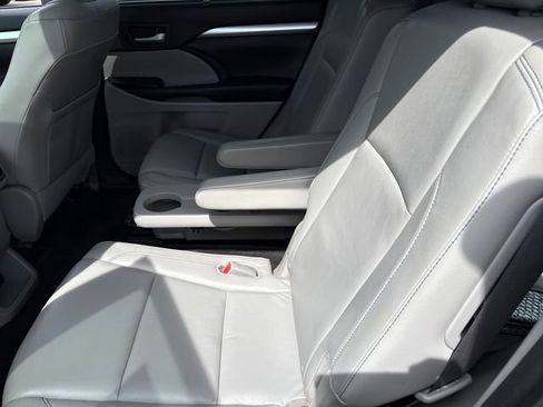 Used 2014 Toyota Highlander XLE FWD image 10