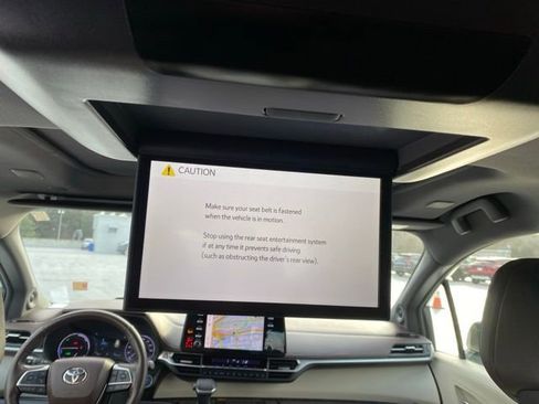 Used 2022 Toyota Sienna Platinum image 17