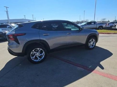 Used 2024 Chevrolet Trax LS w/ LS Convenience Package image 8