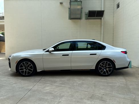 Used 2025 BMW 740i xDrive w/ Premium Package image 5