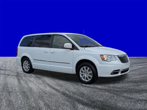 Used 2016 Chrysler Town & Country Touring FWD image 2