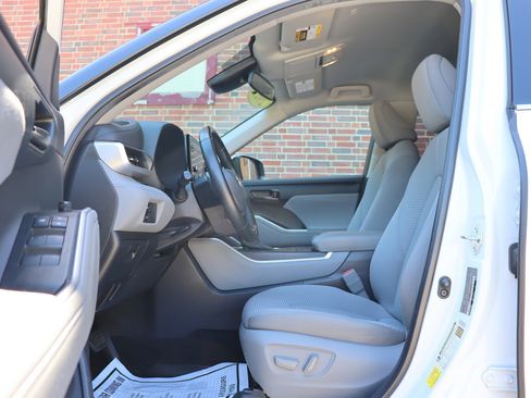 Used 2022 Toyota Highlander LE AWD/4WD image 11