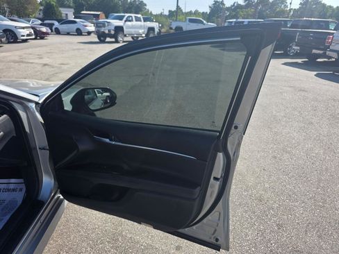 Used 2018 Toyota Camry LE image 10