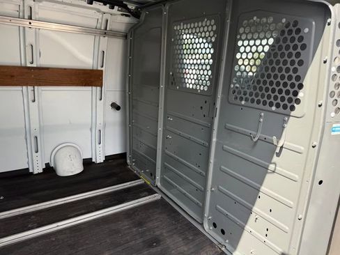 Used 2014 Chevrolet Express 2500 RWD image 16