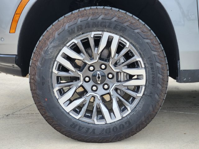 Used 2025 Chevrolet Suburban Z71 AWD/4WD image 11