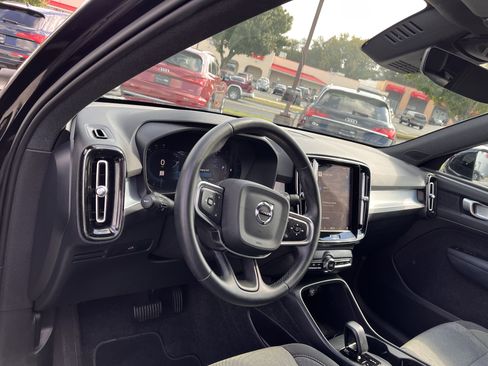 Certified 2025 Volvo XC40 B5 Core image 5