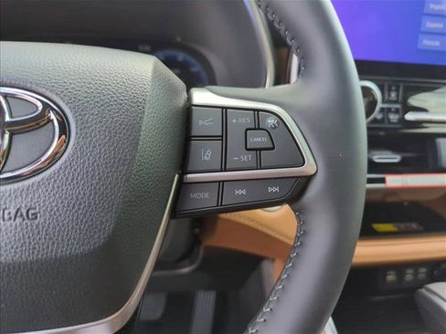 New 2026 Toyota Highlander Platinum image 18