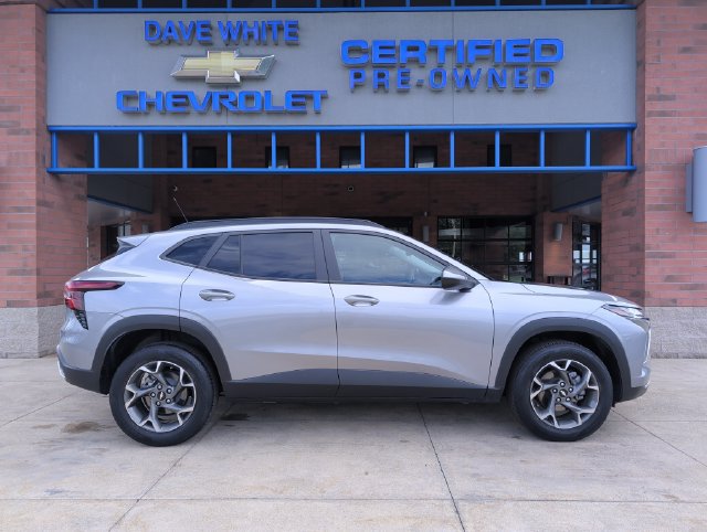 Used 2025 Chevrolet Trax LT FWD image 9