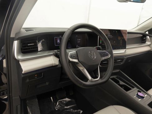Used 2025 Volkswagen Tiguan SE AWD/4WD image 15
