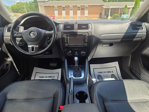 Used 2011 Volkswagen Jetta SE FWD image 34