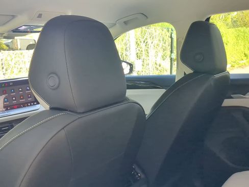 New 2025 Volkswagen Tiguan SE image 19