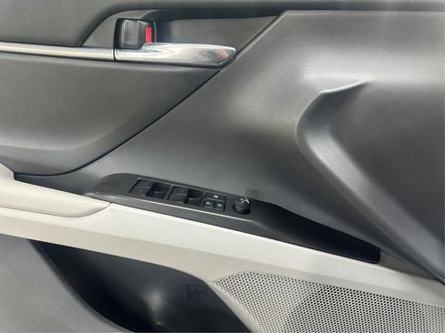 Used 2022 Toyota Camry LE image 28