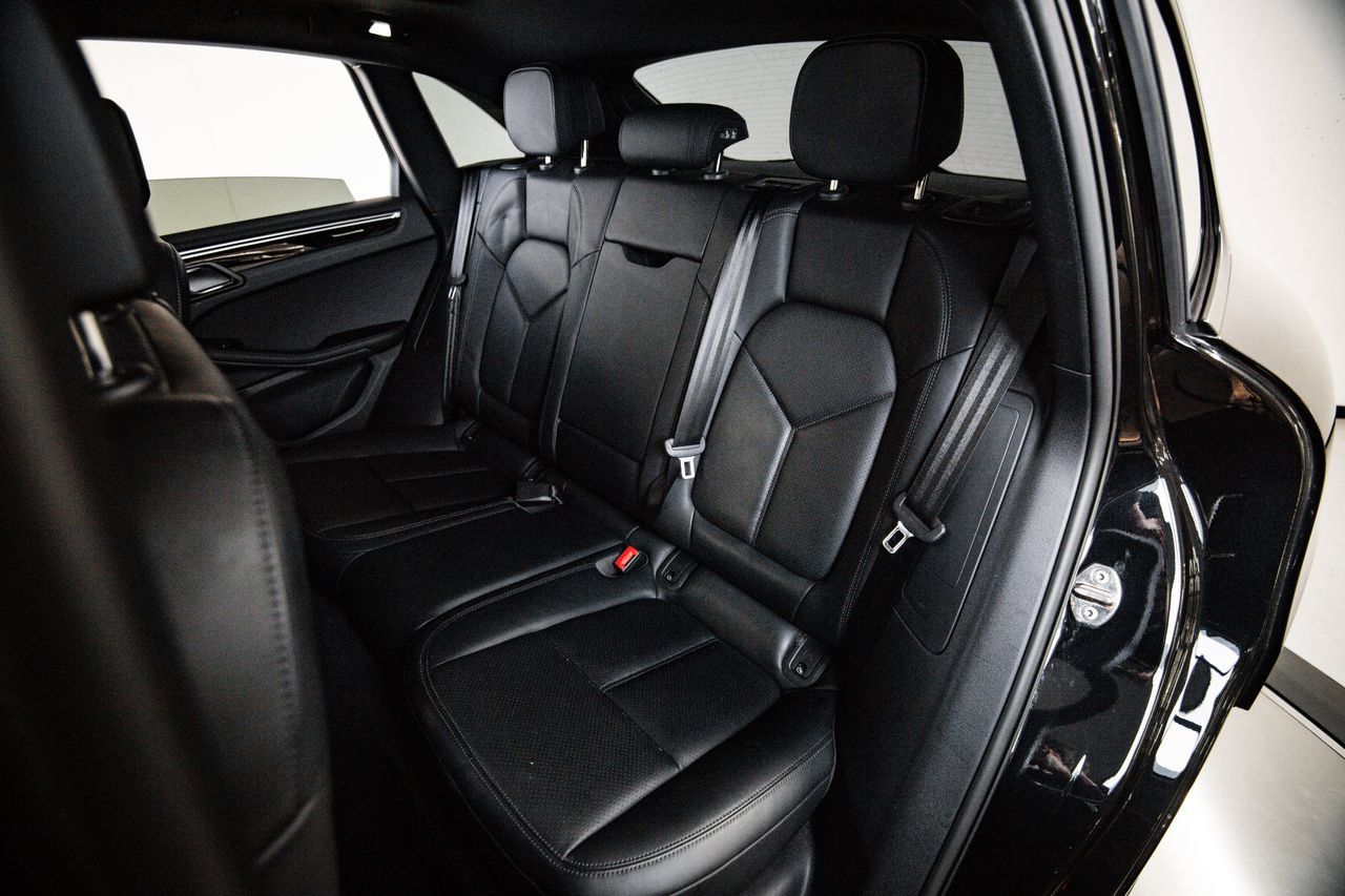 Certified 2023 Porsche Macan AWD/4WD image 24