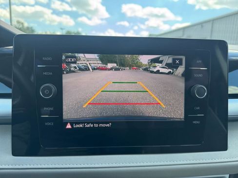 Used 2025 Volkswagen Taos SE image 17