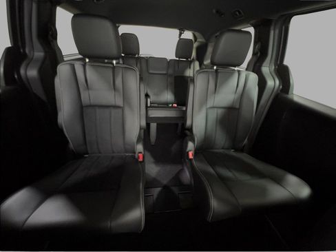 Used 2018 Dodge Grand Caravan SXT w/ Blacktop Package image 11