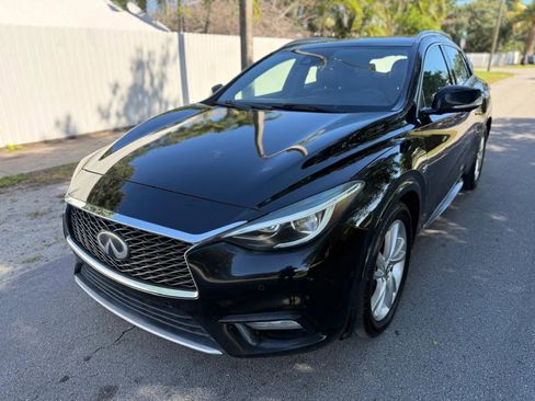 Used 2017 INFINITI QX30 Premium w/ Technology Package image 4