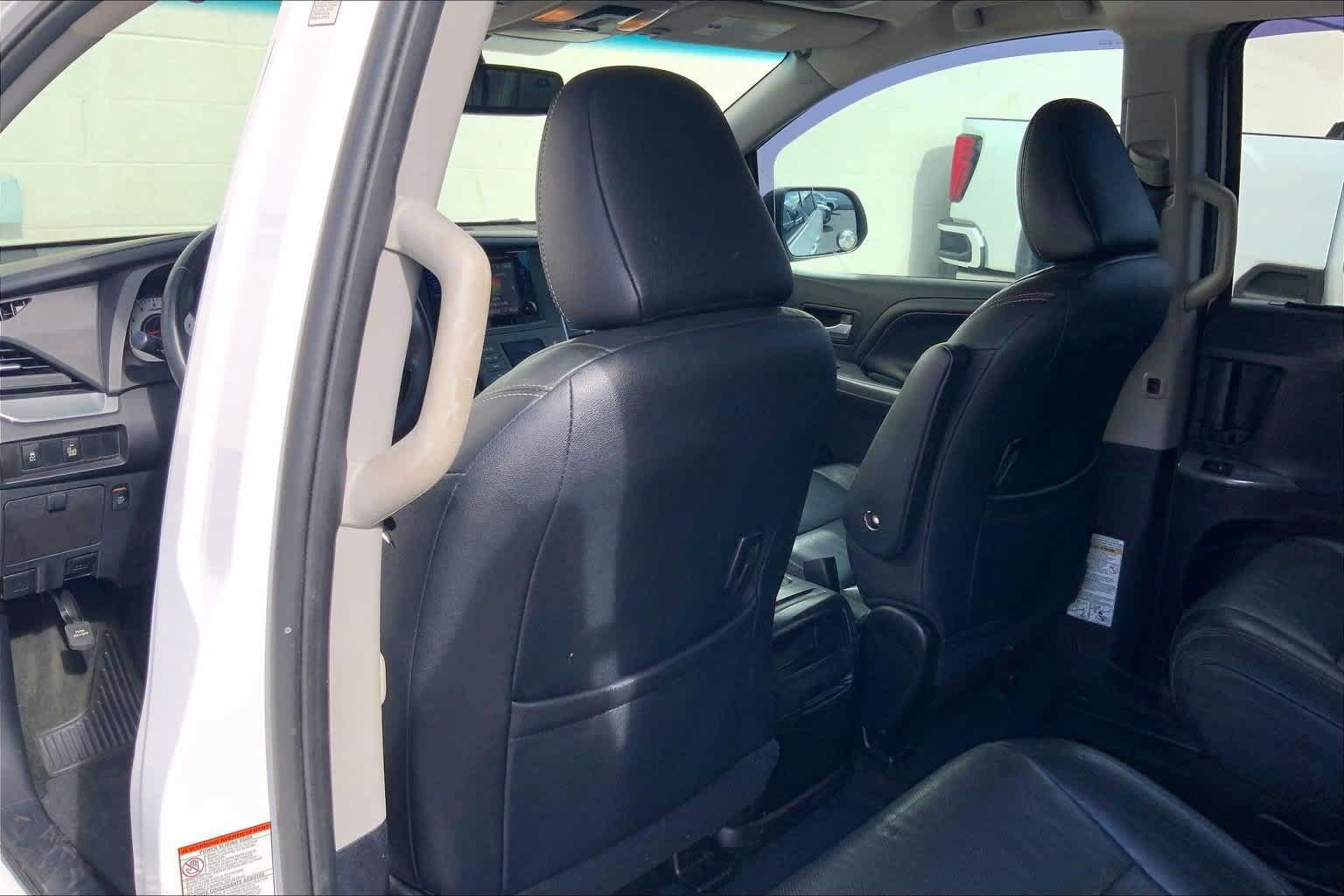 Used 2015 Toyota Sienna SE FWD image 12